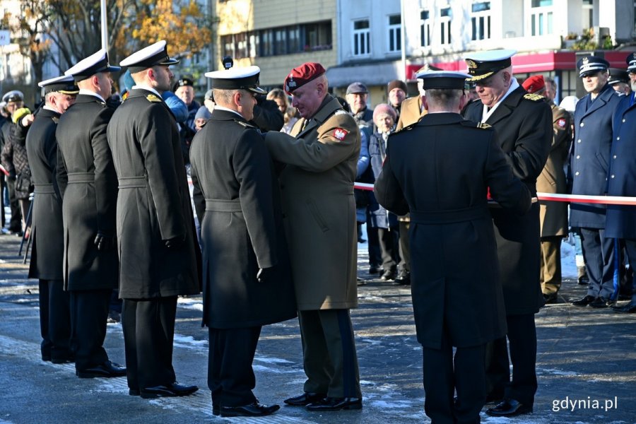 Wręczenie odznaczeń żołnierzom Marynarki Wojennej podczas uroczystości z okazji 105. rocznicy utworzenia Marynarki Wojennej 