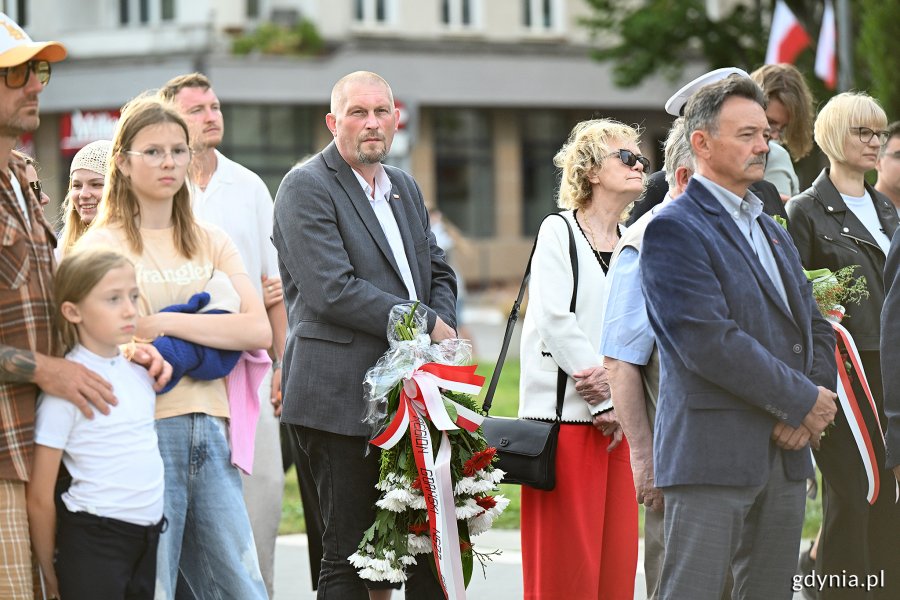 Uczestnicy uroczystego apelu z okazji Święta Morza zgromadzeni na skwerze Kościuszki 