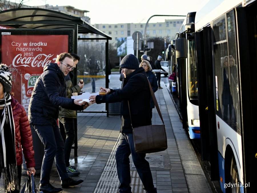 Akcja promocyjna PKA w Gdyni i Mercedesa z okazji tłustego czwartku. (fot. Kamil Złoch)