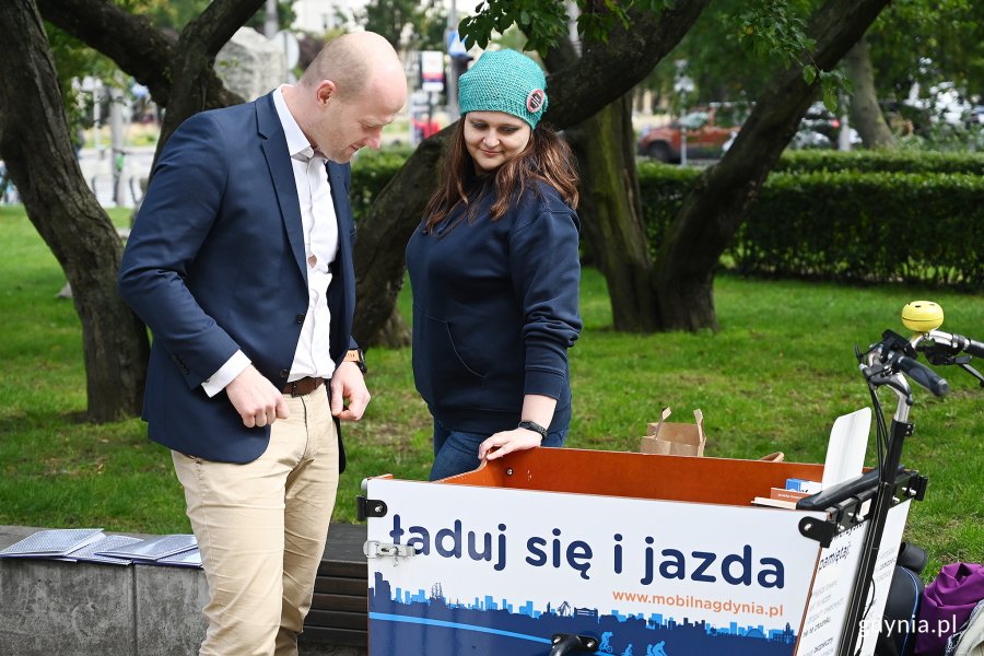 Narodowe Czytanie 2021, z lewej Bartosz Bartoszewicz, wiceprezydent Gdyni ds. jakości życia. Fot. Michał Puszczewicz