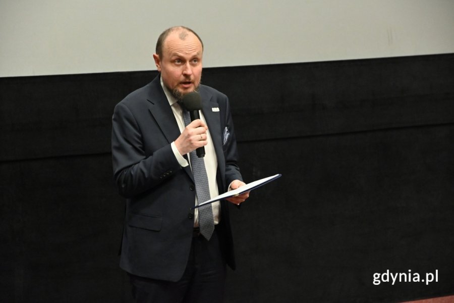 Zagranicznych gości w Gdyńskim Centrum Filmowym przywitał Mariusz Bzdęga, dyrektor zarządzający ds. kultury i aktywności mieszkańc&oacute;w. (fot. Łukasz Kamasz)