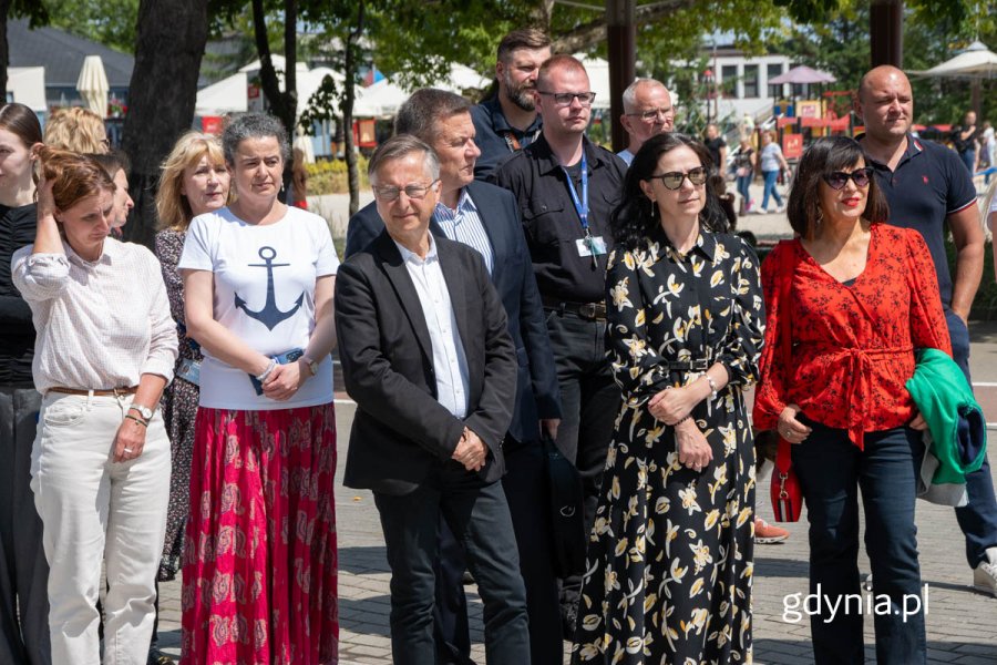 Wydarzenie zgromadziło wielu gości, w tym mieszkańców Gdyni, miłośników historii oraz przedstawicieli środowisk wojskowych.