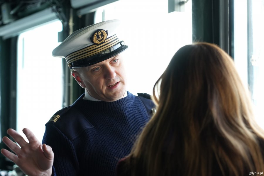 Dow&oacute;dca fregaty Jean-Ythier Verly rozmawia z prezydent Aleksandrą Kosiorek