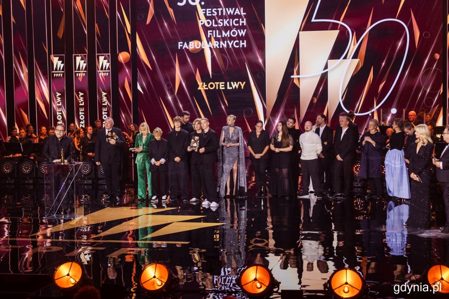 "Ministranci" odbierają Złote Lwy. Gala wręczenia nagród 50. Festiwalu Polskich Filmów Fabularnych w Gdyni w Teatrze Muzycznym (fot. Karol Stańczak)Gala wręczenia nagród 50. Festiwalu Polskich Filmów Fabularnych w Gdyni w Teatrze Muzycznym (fot. Karol Stańczak)