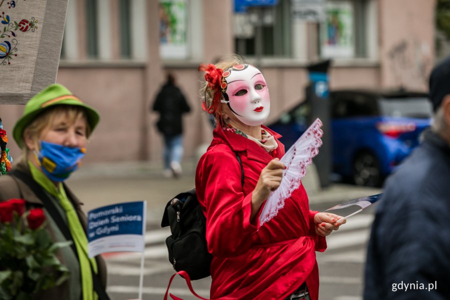 Wielobarwny Pomorski Przemarsz Seniorów ulicami Gdyni. Seniorka w karnawałowej, weneckiej  masce. Fot. Karol Stańczak