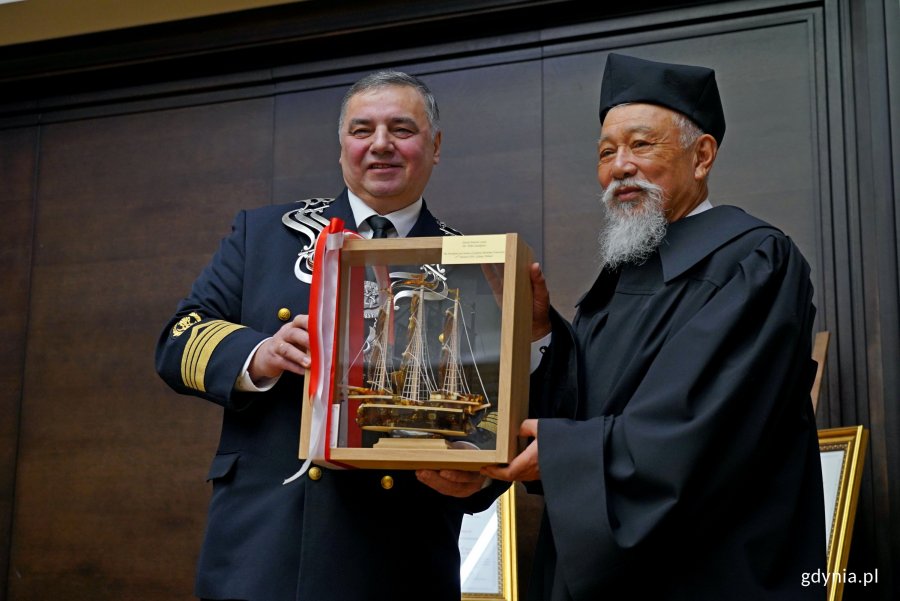 prof. dr hab. inż. kpt. ż. w. Adam Weintrit &ndash; rektor Uniwersytetu Morskiego w Gdyni wręcza bursztynowy żaglowiec dr. Yohei Sasakawie &ndash; doktorowi honoris causa Uniwersytetu Morskiego