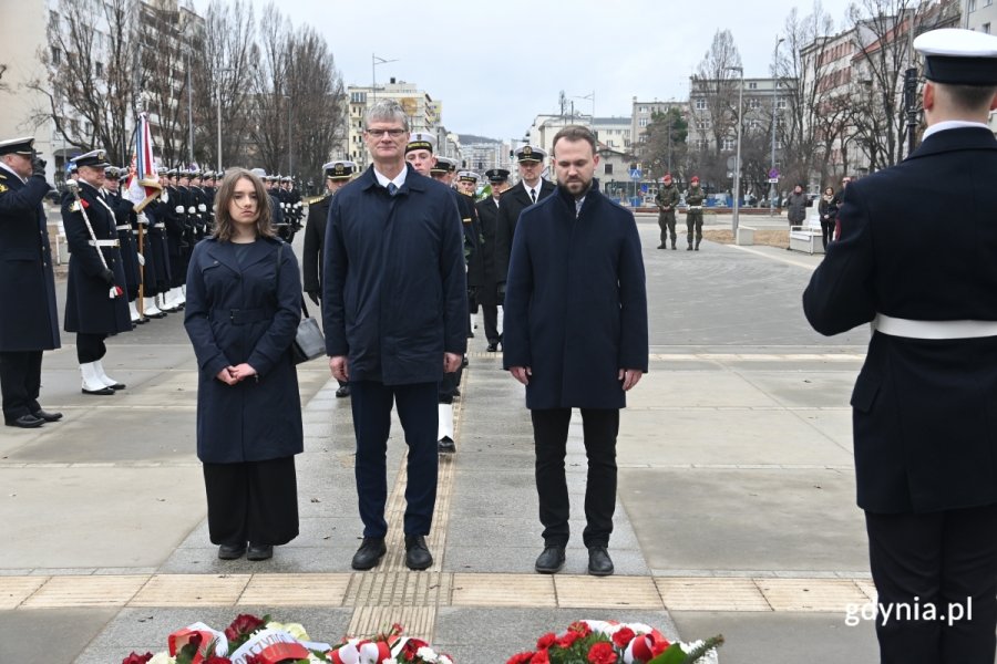 Uroczystości z okazji 27. rocznicy przystąpienia Polski do NATO. Kwiaty składają: Iga Drzewiecka, wiceprzewodnicząca Młodzieżowej Rady Miasta Gdyni, Rafał Geremek, wiceprezydent Gdyni oraz Norbert Anisowicz, radny miasta Gdyni. (fot. Łukasz Kamasz)