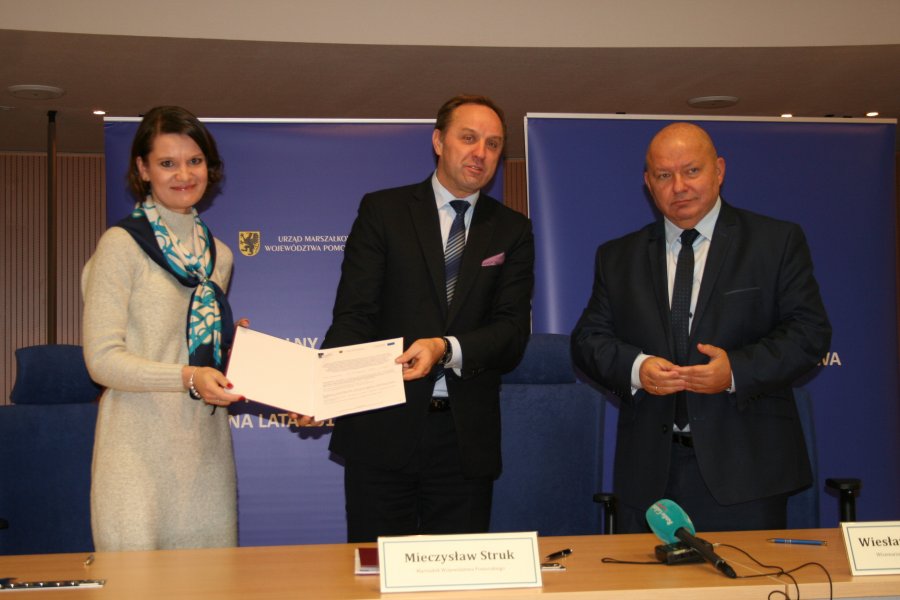 Podpisane umowy na dofinansowanie projektu TriPOLIS. Na zdjęciu wiceprezydent Gdyni Katarzyna Gruszecka-Spychała, marszałek woj. Pomorskiego Mieczysław Struk i wicemarszałek Wiesław Byczkowski. fot. pomorskie.eu