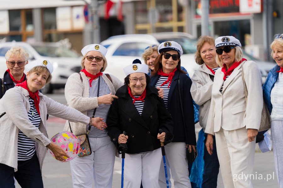 Gdyńskie seniorki. W środku pani Ewa, kt&oacute;ra ma 90 lat i uczestniczy we wszystkich ważnych wydarzeniach w Gdyni