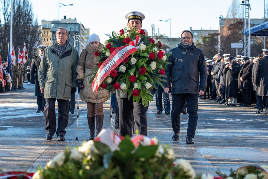Wieniec kwiatów pod pomnikiem Polski Morskiej zlożyli: przewodnicząca Rady Miasta Joanna Zielińska, wiceprzewodniczący Rady Miasta Andrzej Bień, Elżbieta Sierżęga oraz przewodniczący Rady Dzielnicy Grabówek Zenon Roda // fot. Dawid Linkowski