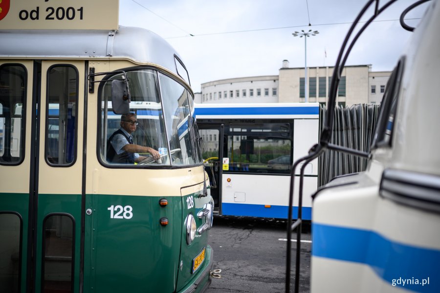 Parada autobusów i trolejbusów // fot. Dawid Linkowski