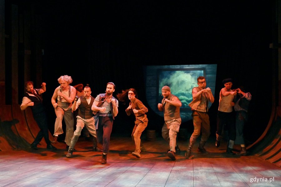 Zdjęcie z pr&oacute;by medialnej spektaklu &bdquo;Moby Dick&rdquo; w Teatrze Muzycznym w Gdyni. Scena zbiorowa 