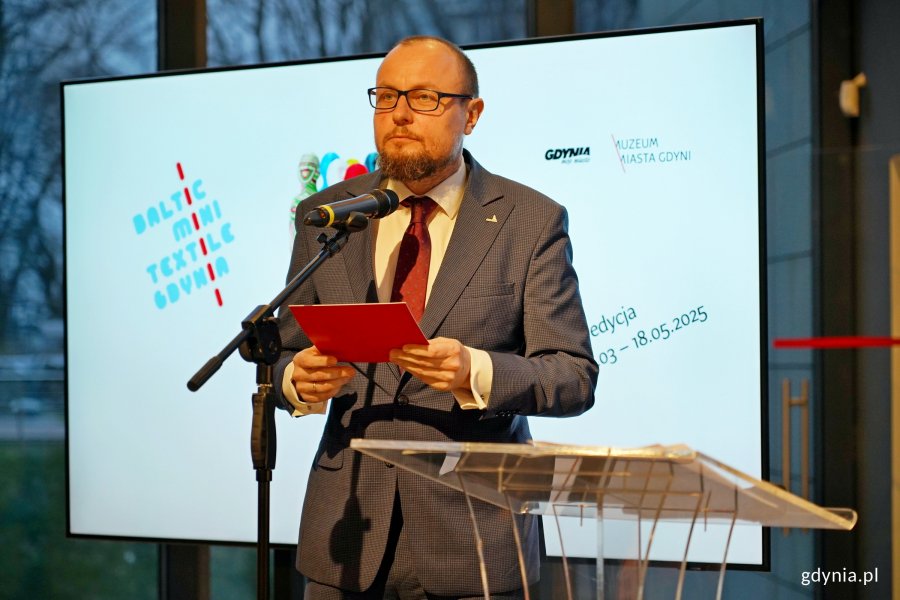 Mariusz Bzdęga – dyrektor zarządzający ds. kultury i aktywności mieszkańców odczytujący laureata Grand Prix Prezydent Miasta Gdyni podczas wernisażu 13. Baltic Mini Textile Gdynia 