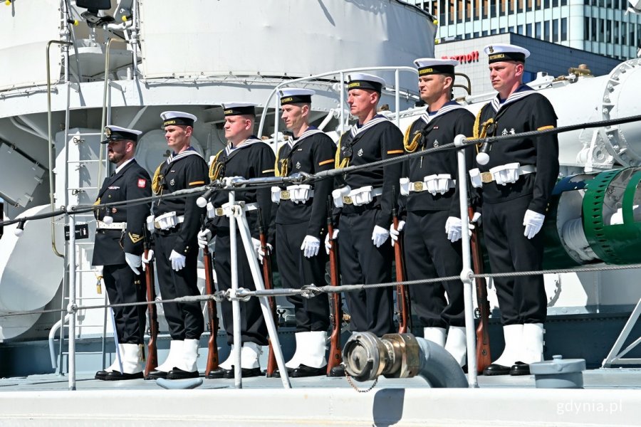 Posterunek honorowy na pokładzie ORP „Błyskawica” podczas uroczystości z okazji Dnia Flagi RP 