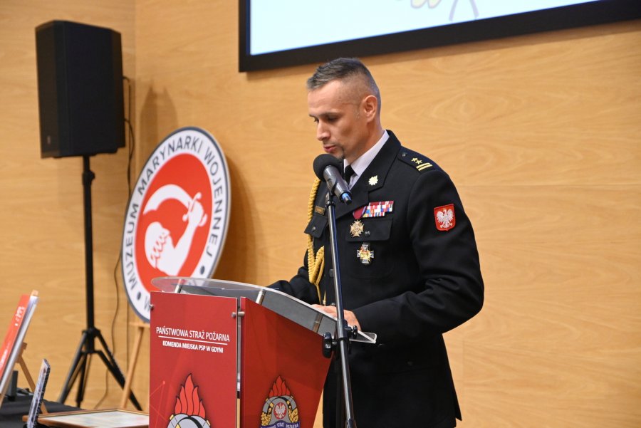 Uroczystość 90-lecia Państwowej Straży Pożarnej w Gdyni. Prowadzący uroczystość Marcin Nowak, Komendant Miejski PSP w Gdyni. Fot. Zygmunt Gołąb 