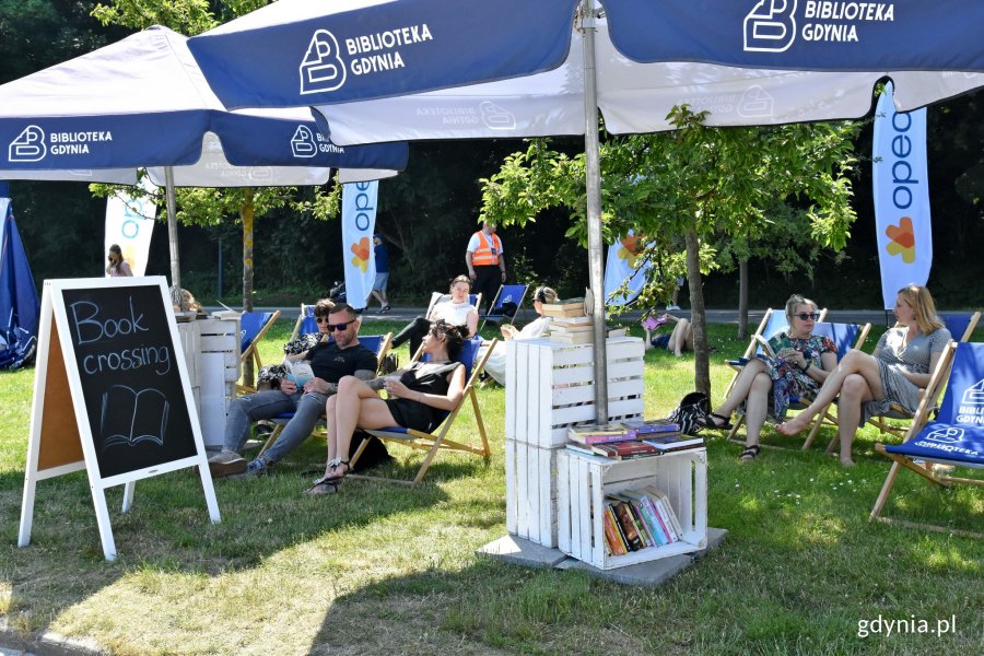 Strefa bookcrossingu i relaksu przygotowana przez Bibliotekę Gdynia // fot. Magdalena Czernek