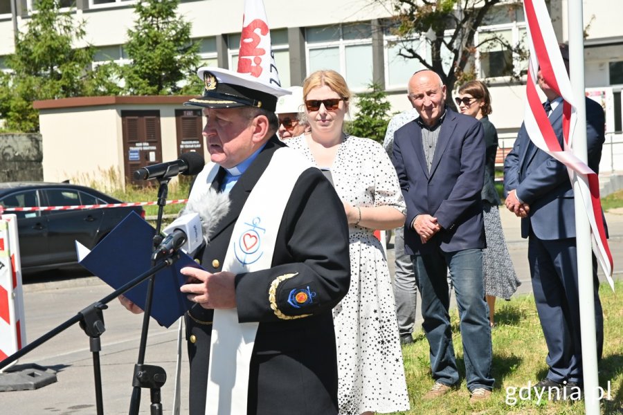 duchowny przy mikrofonie