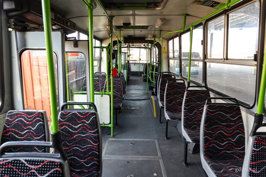 Wnętrze Ikarusa 280T, kt&oacute;ry już znajduje się na zajezdni PKT w Gdyni (fot. Kamil Złoch)