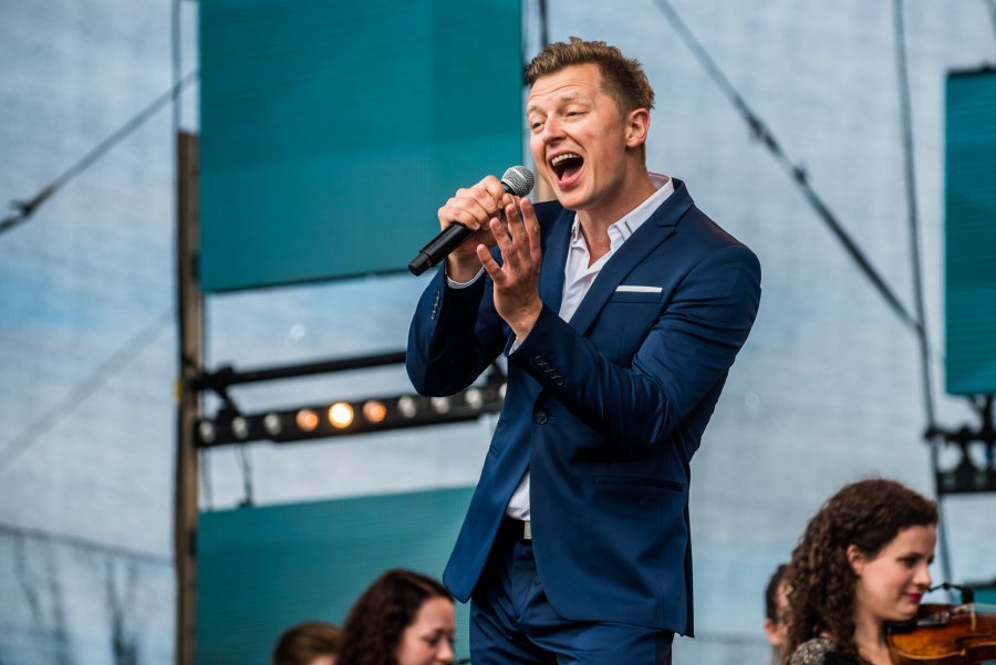 Koncert upamiętniający 30.rocznicę wizyty Jana Pawła II w Gdyni. Na zdjęciu Rafał Brzozowski. //fot. Dawid Linkowski