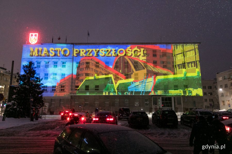 Pokaz audiowizualny wyświetlany na fasadzie budynku Urzędu Miasta Gdyni przy ul. Marsz. Piłsudskiego 52/54. // fot. Karol Stańczak