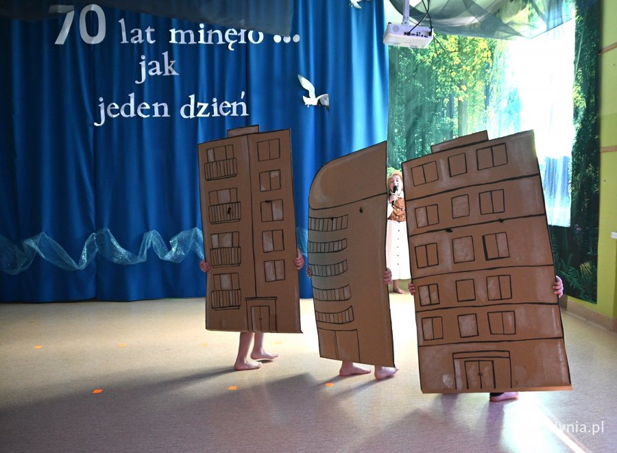 na zdjęciu dzieci przebrane za modernistyczne budynki