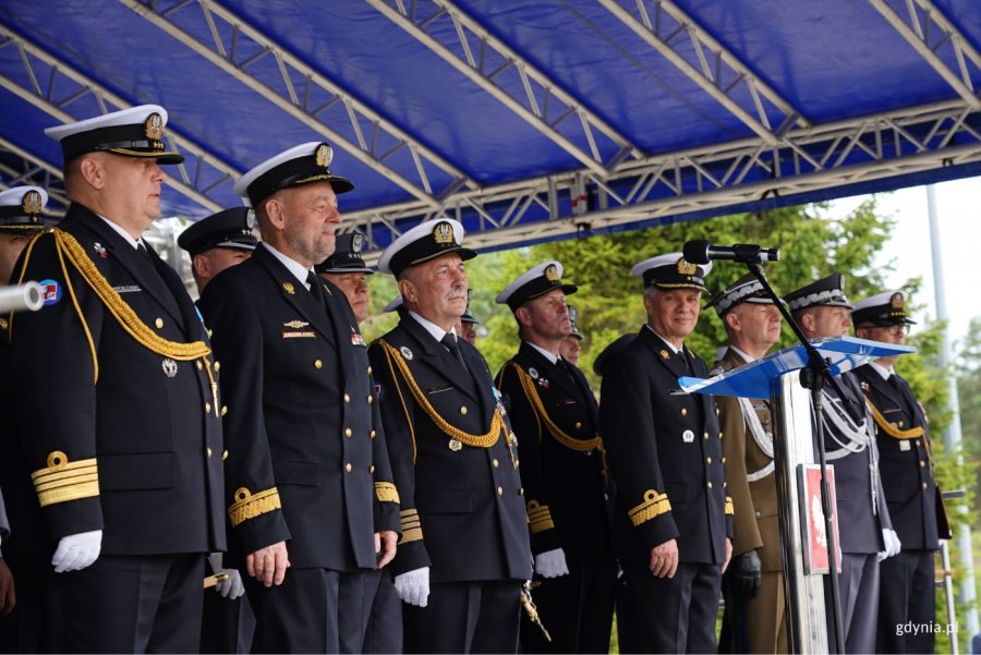 Na zdjęciu m.in.: kadm. Mirosław Jurkowlaniec &ndash; szef Zarządu Morskiego i zastępca Inspektora Marynarki Wojennej Dow&oacute;dztwa Generalnego Rodzaj&oacute;w Sił Zbrojnych,  kmdr. pil. Wojciech Wr&oacute;blewski &ndash; dow&oacute;dca Gdyńskiej Brygady Lotniczej Marynarki Wojennej, kmdr. pil. Andrzej Szczotka &ndash;były dow&oacute;dca Gdyńskiej Brygady Lotnictwa Marynarki Wojennej (fot. Magdalena Starnawska)