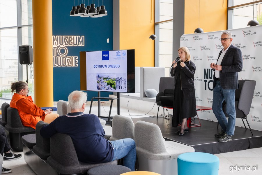 Wiceprezydentka Gdyni Oktawia Gorzeńska i dr Robert Hirsch – miejski konserwator zabytków podczas spotkania z cyklu „Wtorki z modernizmem” 