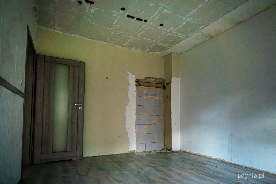 Wnętrze jednego z mieszkań komunalnych w Gdyni, kt&oacute;re wymaga remontu i zostanie uwzględnione w programie (fot. Kamil Złoch)