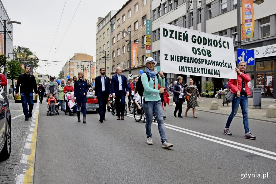 Ulicami Gdyni przeszedł Marsz Godności Osób z Niepełnosprawnością Intelektualną. Uczestniczyli w nim m.in. wiceprezydent Gdyni Bartosz Bartoszewicz i radny miasta Lechosław Dzierżak // fot. Paweł Kukla