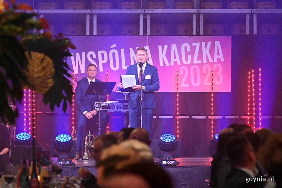 Scena napisem „Wspólna Kaczka”, a niej stoi prowadzący imprezę