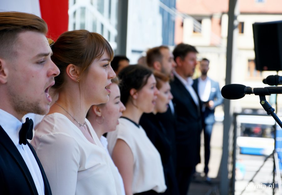 Gdynianie w południe odśpiewali wspólnie hymn przy InfoBoksie, fot. Kamil Złoch