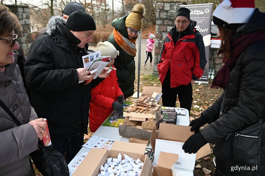 Pokaz palenia w piecu metodą odgórną na Małym Kacku, fot. Michał Puszczewicz