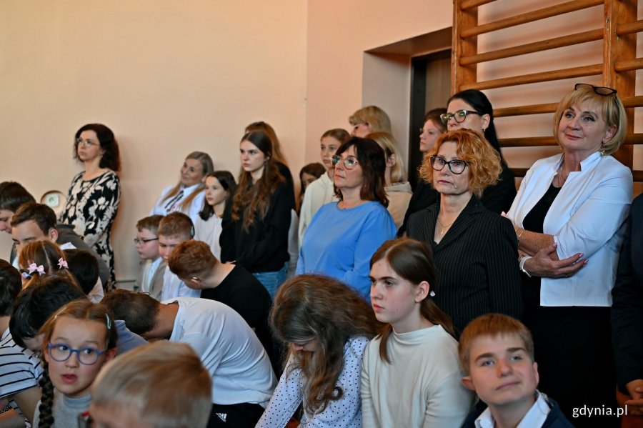 Uczestnicy uroczystości z okazji jubileuszu 40-lecia Szkoły Podstawowej nr 49 dla Dzieci Niedosłyszących zgromadzeni w sali gimnastycznej