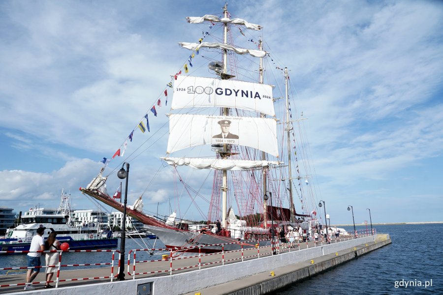ORP &bdquo;Iskra&rdquo; z żaglem stulecia przy nabrzeżu w Basenie Prezydenta 