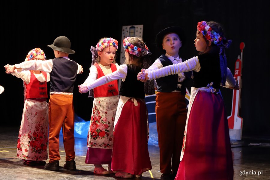 VIII Koncert Patriotyczny &bdquo;Wolna jak ptak&rdquo;, na zdjęciu dzieci z Przedszkola nr 48 &bdquo;Morska Przygoda&rdquo;(fot. Katarzyna Balcerzak)