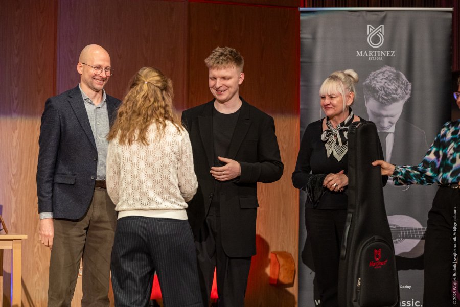 Na zdjęciu: Iwona Tanewska, naczelniczka Wydziału Edukacji UMG, członkowie jury: Mateusz Kowalski i Dariusz Kupiński oraz nagrodzona Natalia Maszke