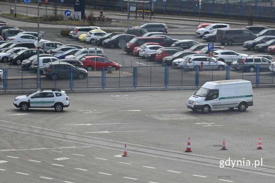 Biały samochód osobowy i biała furgonetka z oznaczeniami Inspekcji Ochrony Środowiska