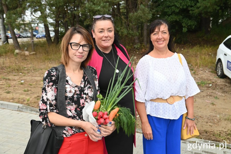 na zdjęciu uśmiechnięci ludzie