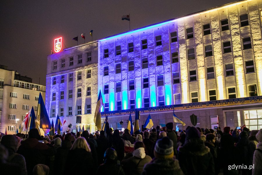 Budynek Urzędu Miasta Gdyni podświetlony niebiesko-żółtymi światłami podczas uroczystości Gdynia z Wami! w geście solidarności z walczącą Ukrainą.