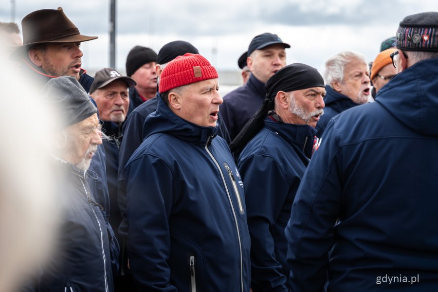 Wykonanie pieśni przez Męski Chór Szantowy Zawisza Czarny (fot. Kamil Złoch)