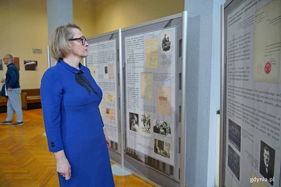 Radna miasta Agnieszka Tokarska przyglądająca się wystawie w Sądzie Rejonowym w Gdyni