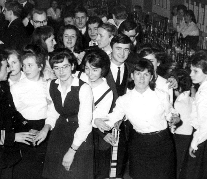 Archiwalne zdjęcia z balów studniówkowych organizowanych w budynku III LO w Gdyni, fot. archiwum szkolne