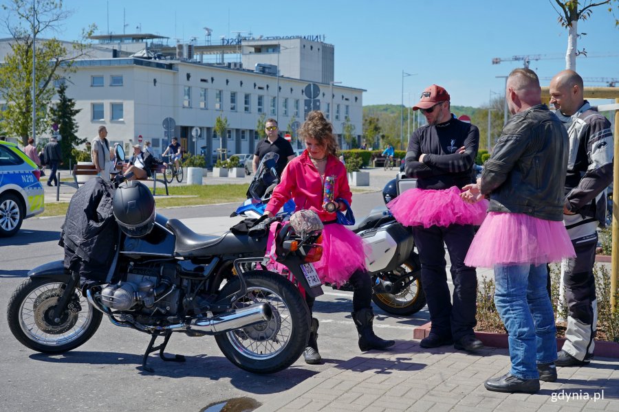 Uczestnicy na mecie przejazdu charytatywnego na rzecz zdrowia kobiet
