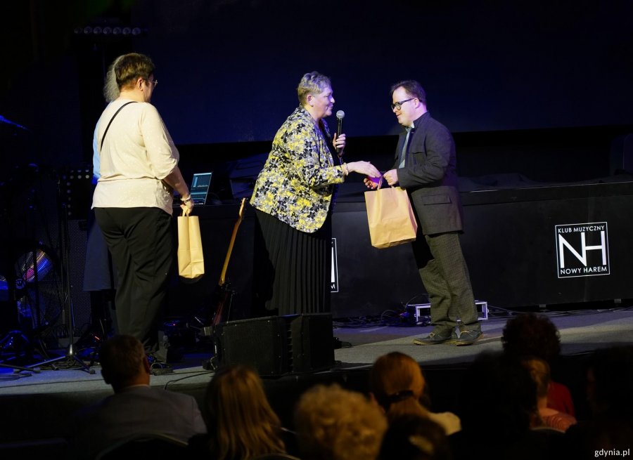 Na zdjęciu: Magdalena Borowska, przewodnicząca Polskiego Stowarzyszenia na rzecz Os&oacute;b z Niepełnosprawnością Intelektualną koło w Gdyni podczas podziękowań