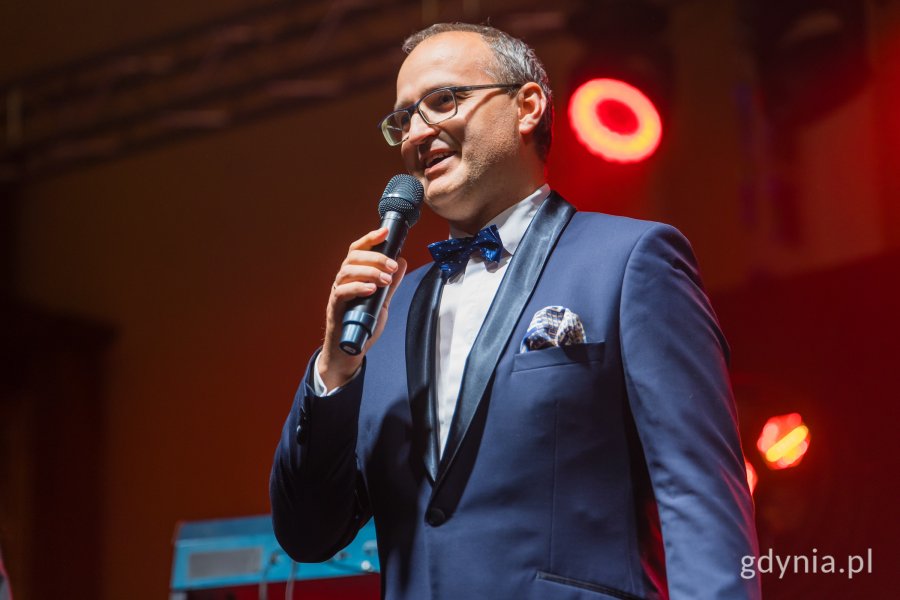 Gala finałowa X edycji Przeglądu Teatrów Amatorskich „Kurtyna” w gdyńskim Małym Kacku. Przemawia wicewojewoda pomorski Emil Rojek (fot. Paweł Budziński)