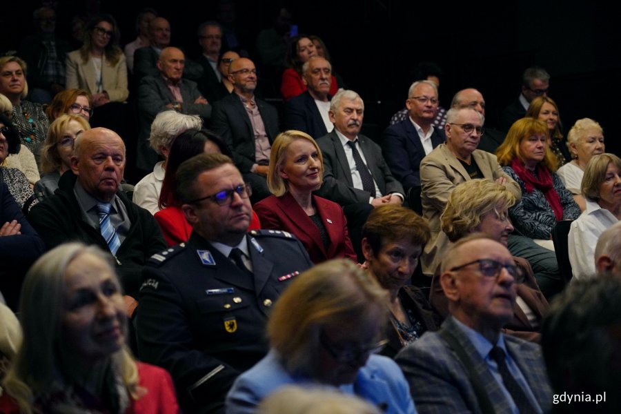 Uczestnicy uroczystości z okazji 50-lecia Towarzystwa Miłośnik&oacute;w Gdyni zgromadzeni w sali Konsulatu Kultury