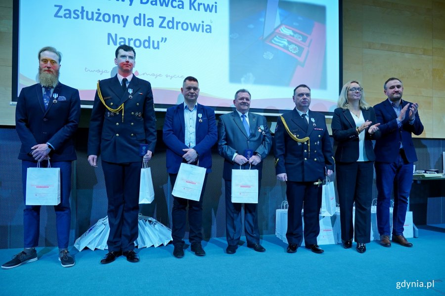 Odznaczeni honorowi dawcy krwi z Gdyni wraz z wiceprezydentem Tomaszem Augustyniakiem i dr hab. Marleną Robakowską &ndash; dyrektor Regionalnego Centrum Krwiodawstwa i Krwiolecznictwa w Gdańsku podczas gali 