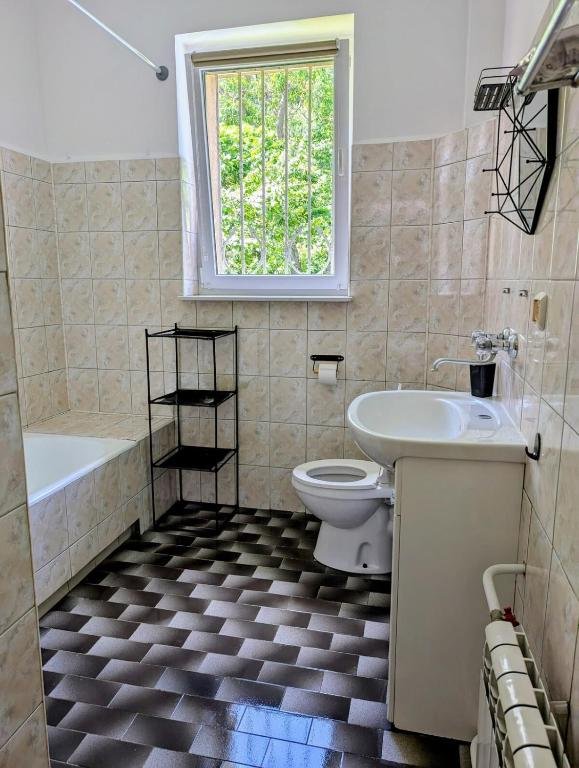 Mieszkanie GdyniaPiotrkowska, widok na łazienkę