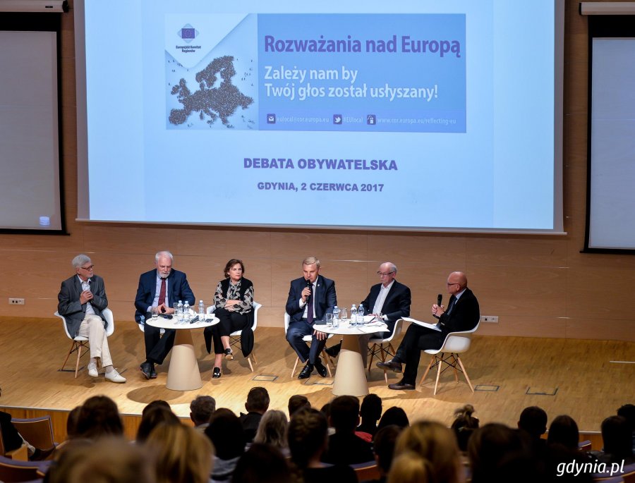 Debata o przyszłości Europy w PPNT. Na zdjęciu Stanisław Szwabski, Jan Olbrycht, Marzena Guz-Vetter, Tadeusz Truskolaski, Janusz Lewandowski oraz prowadzący debatę Marek Ponikowski.