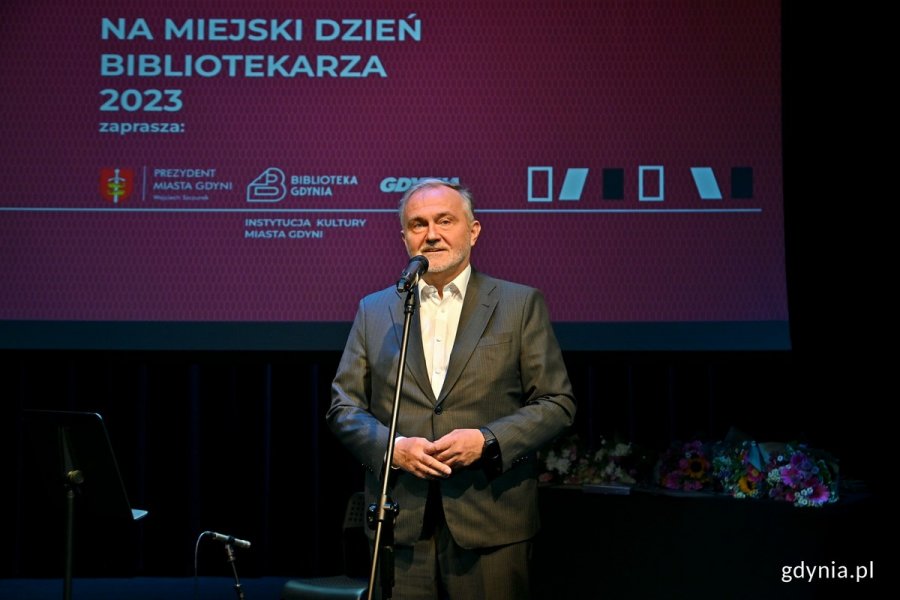 Prezydent Gdyni Wojciech Szczurek przemawiający podczas uroczystości z okazji Dnia Bibliotekarza w Konsulacie Kultury // fot. Magdalena Czernek